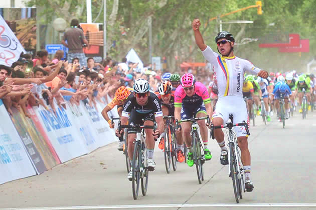 Fernando Gaviria wins stage 1